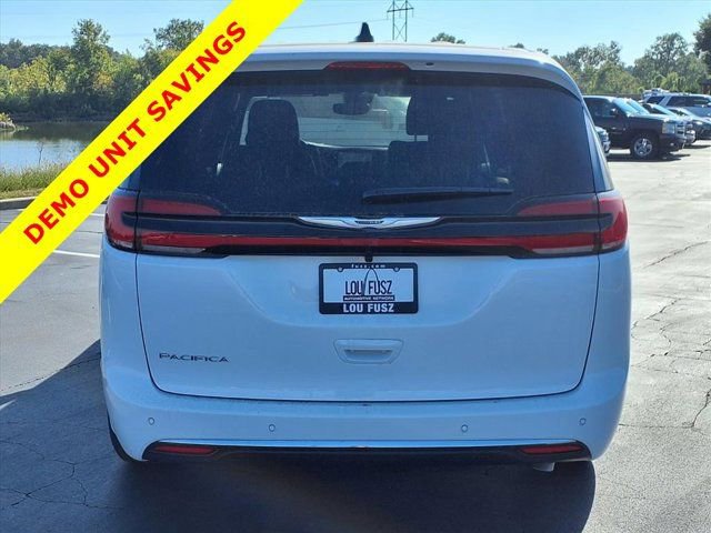 New 2026 Chrysler Pacifica Select image 28