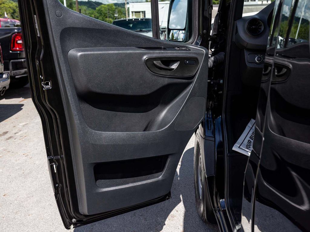 Used 2024 Mercedes-Benz Sprinter 2500 image 11