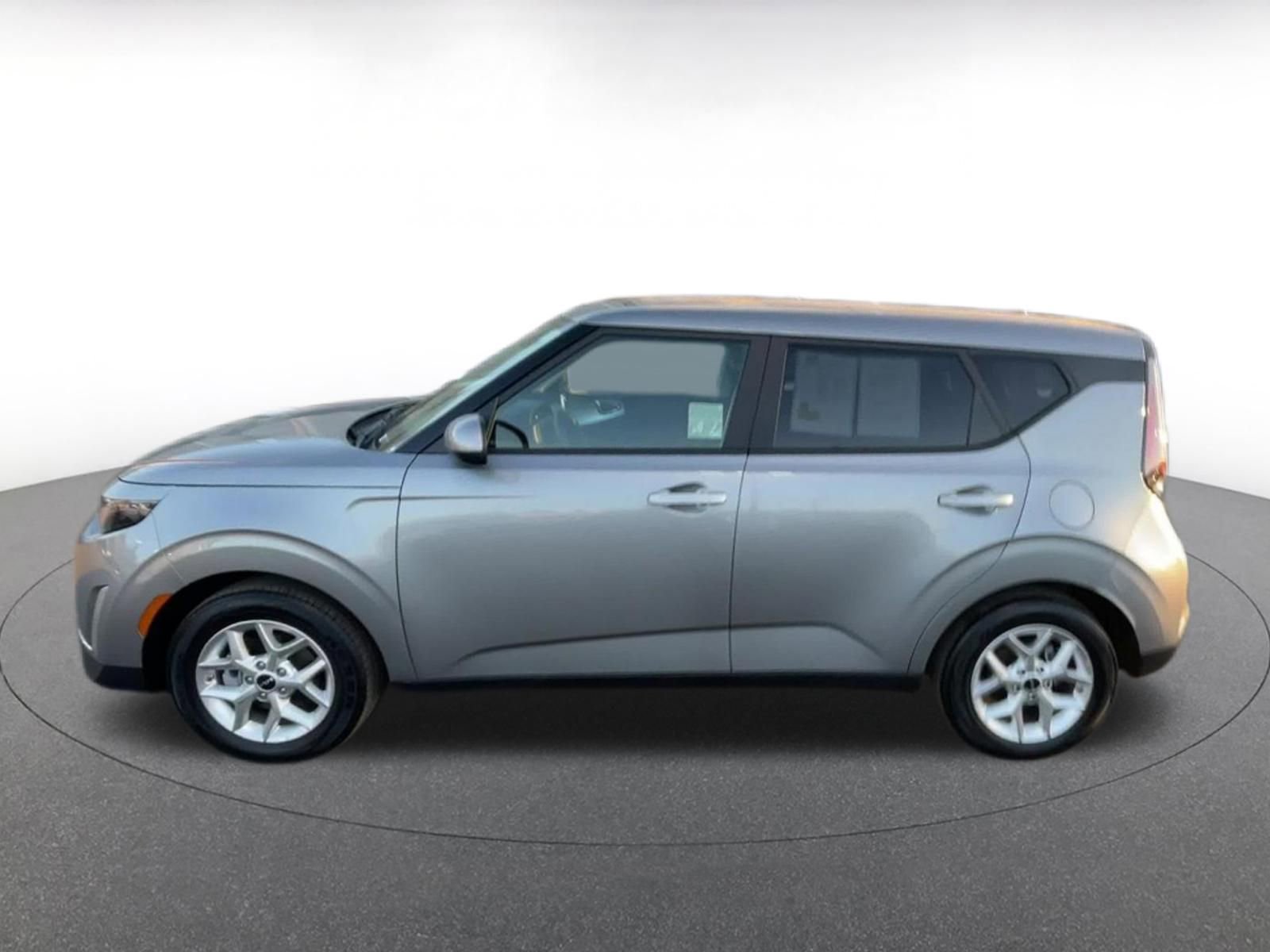 Used 2025 Kia Soul LX w/ LX Technology Package FWD image 9