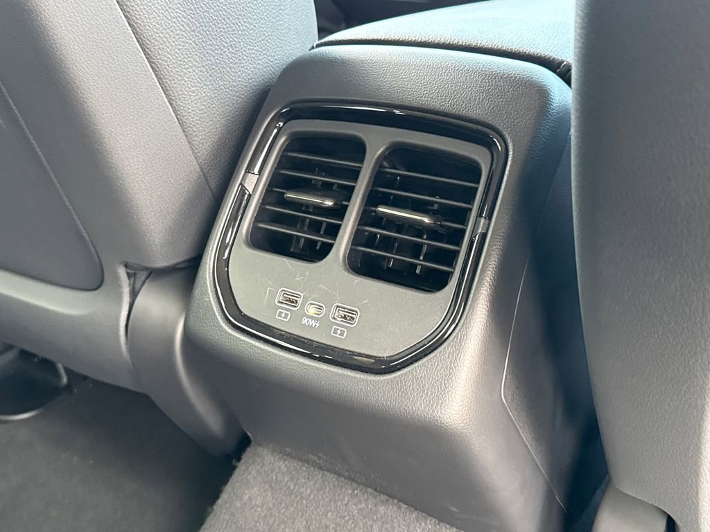 New 2025 VinFast VF 8 Eco AWD/4WD image 17