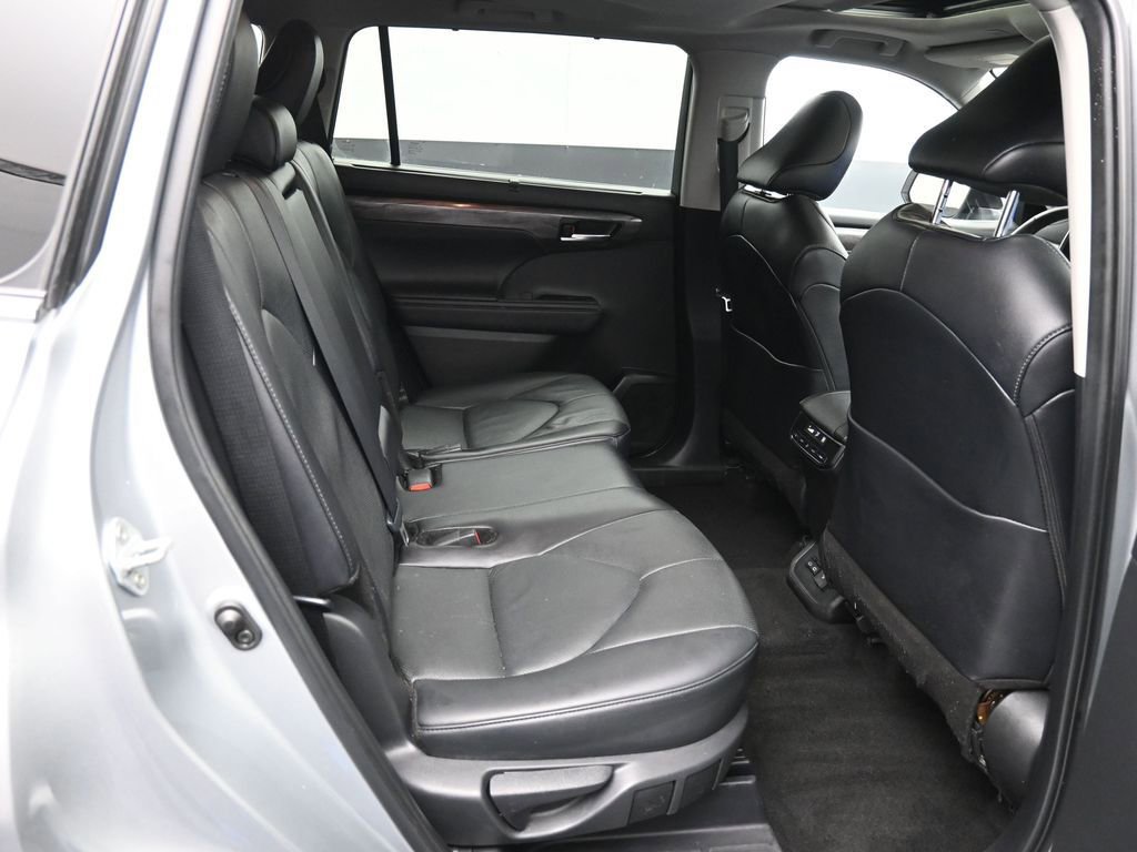 Certified 2024 Toyota Highlander Limited AWD/4WD image 26