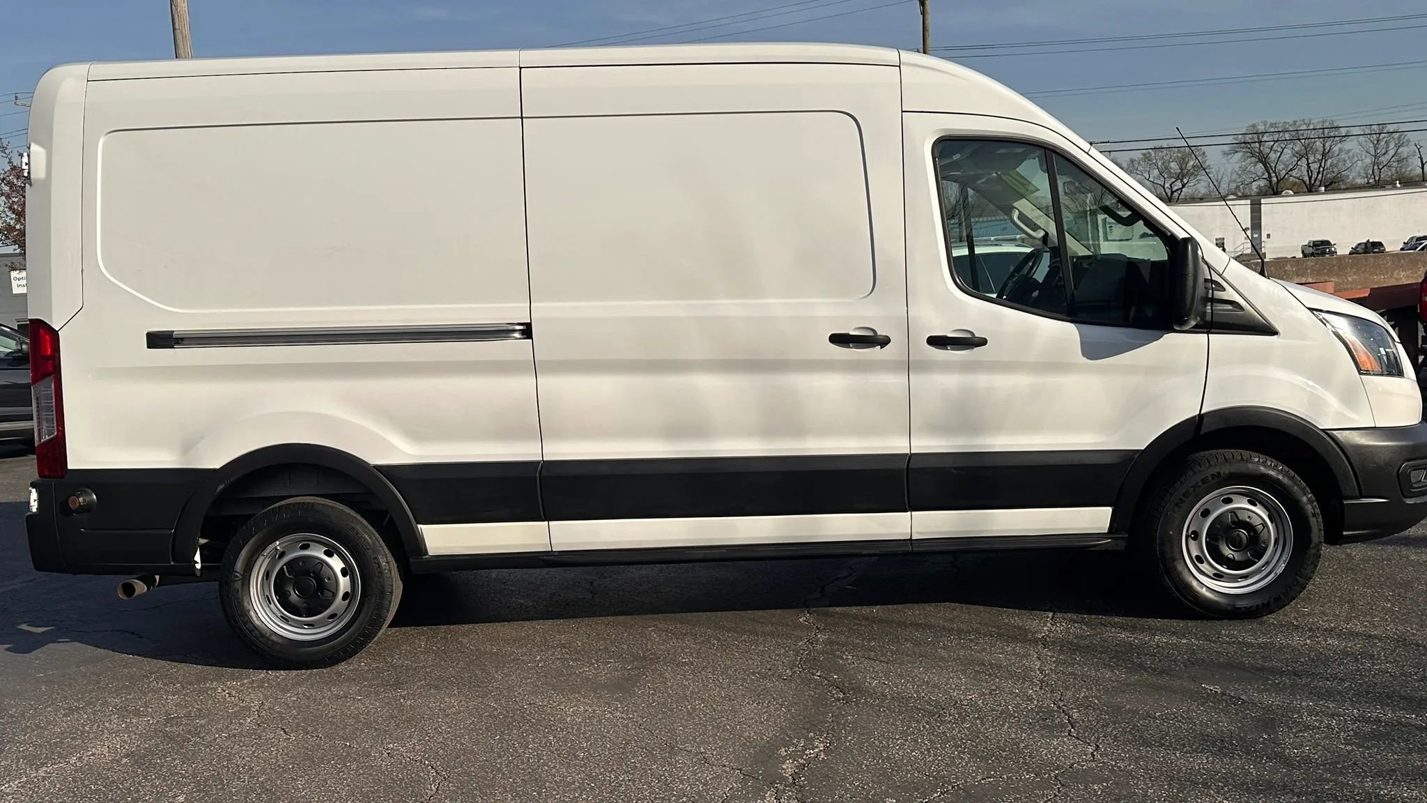 Used 2020 Ford Transit 250 Medium Roof RWD image 4