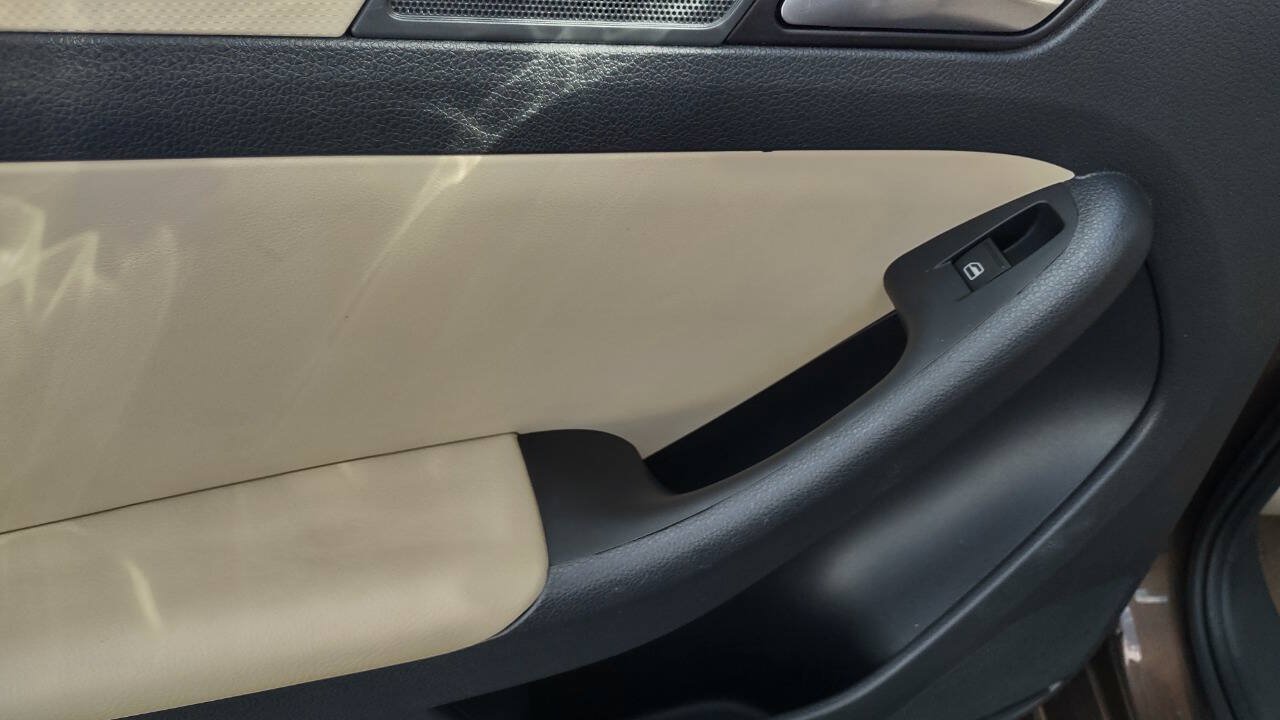 Used 2012 Volkswagen Jetta SE FWD image 29