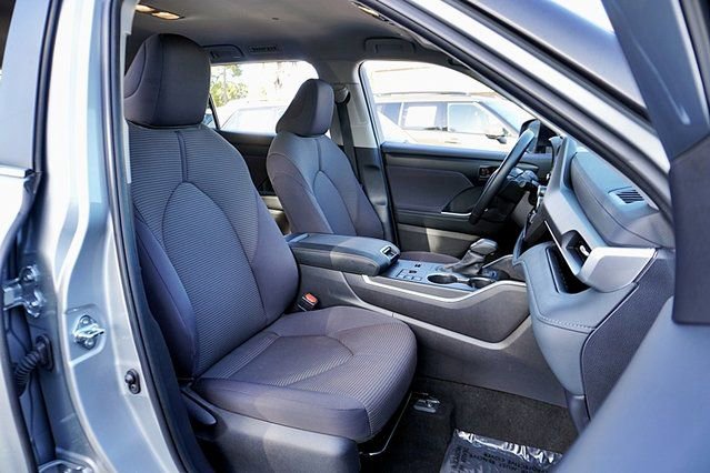 Used 2025 Toyota Highlander LE FWD image 12