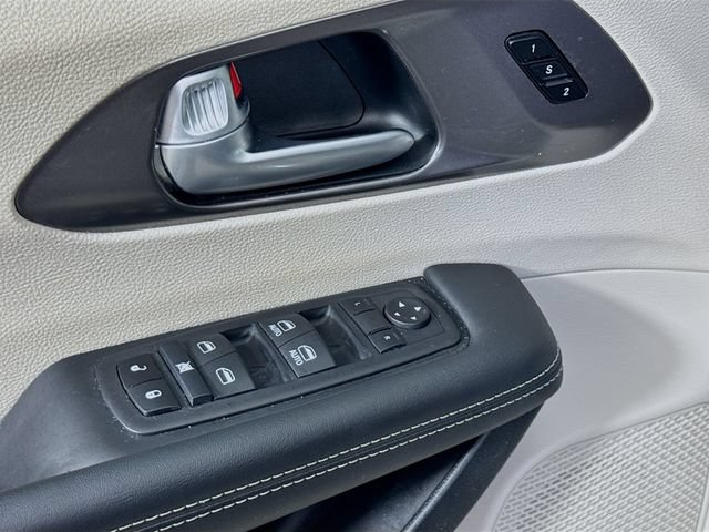 Used 2024 Chrysler Pacifica Touring-L FWD image 18