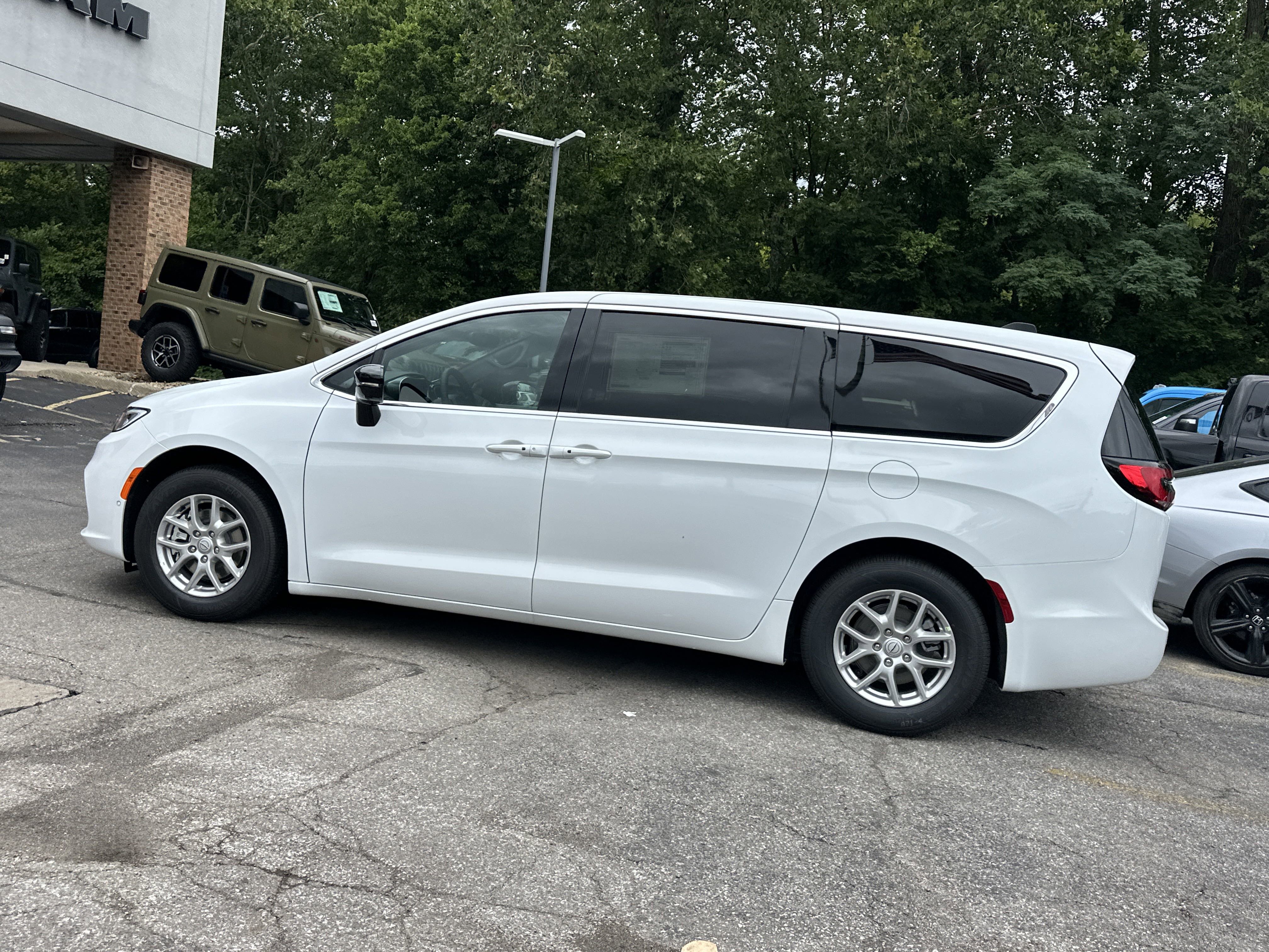 New 2026 Chrysler Pacifica Select image 25