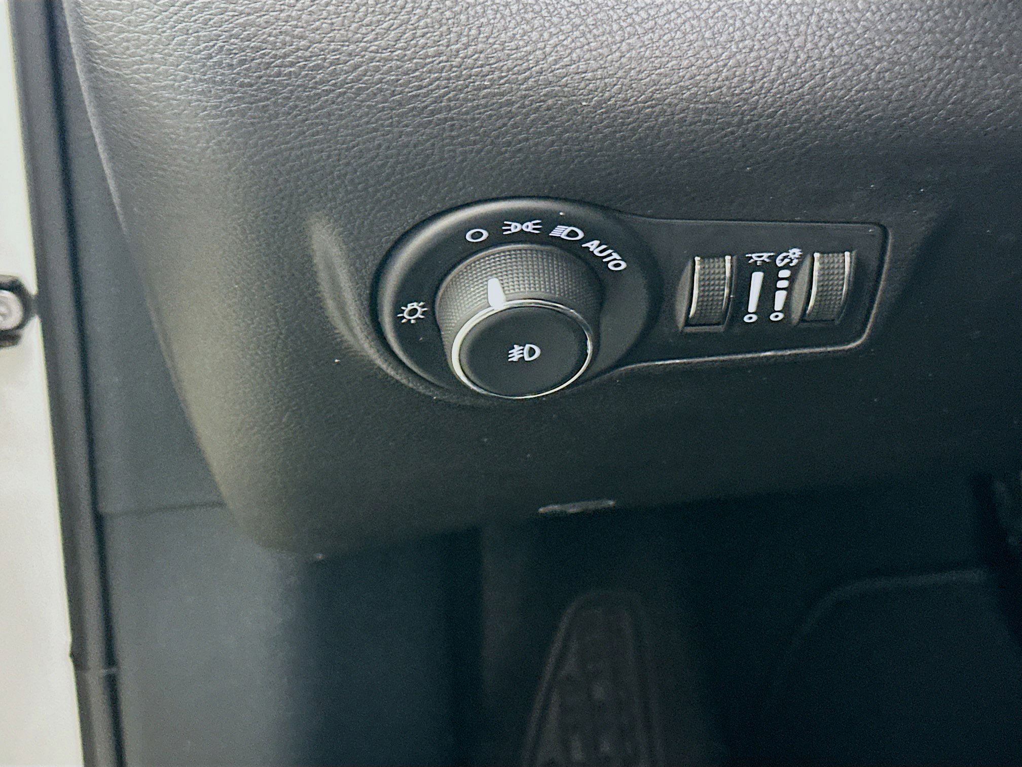 Used 2025 Jeep Compass Limited image 17