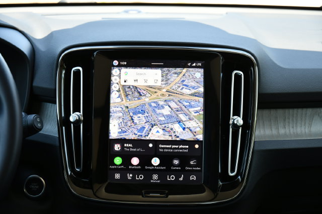 Certified 2026 Volvo XC40 B5 Plus AWD/4WD image 29