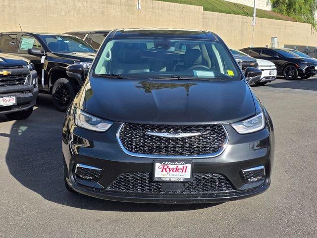 Used 2023 Chrysler Pacifica Touring-L image 2