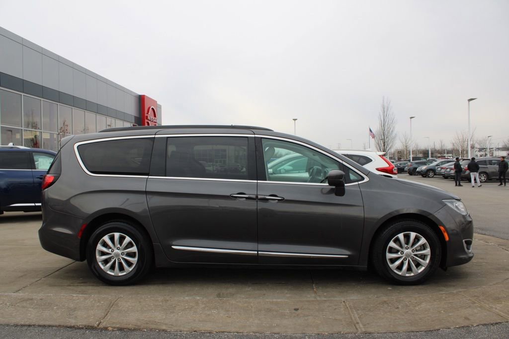Used 2017 Chrysler Pacifica Touring-L image 6
