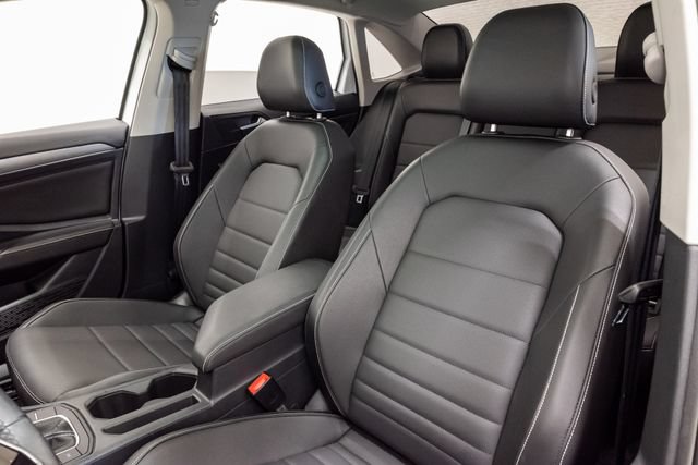 Used 2024 Volkswagen Jetta SE w/ Panoramic Sunroof Package FWD image 9