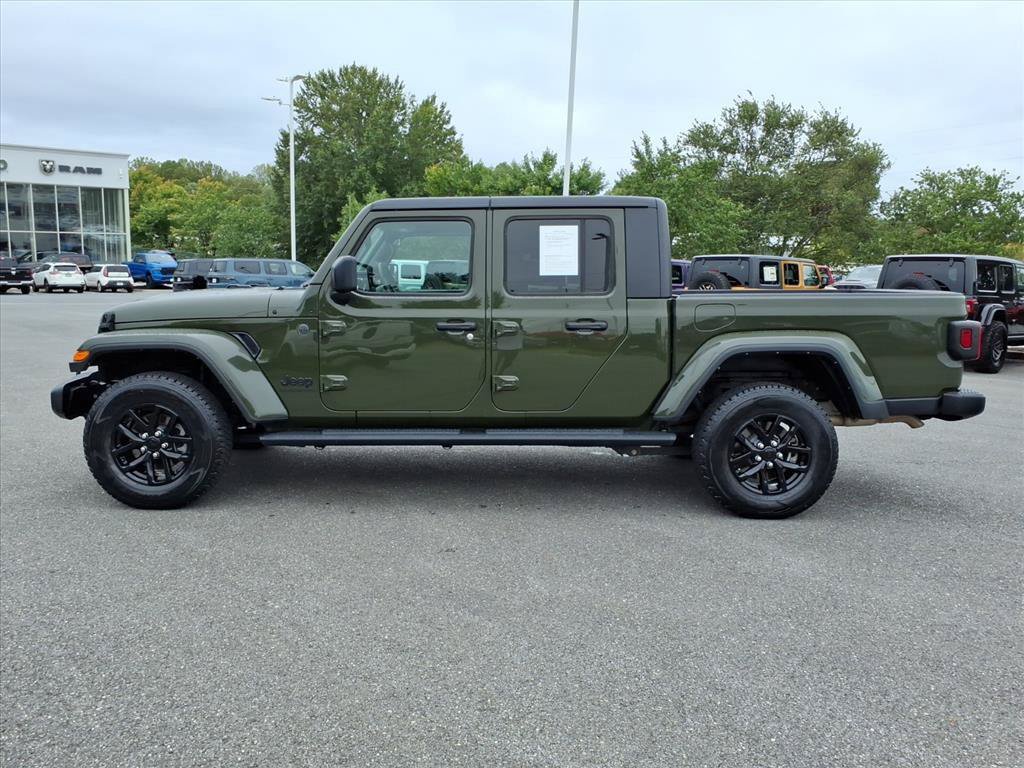 Used 2022 Jeep Gladiator Sport AWD/4WD image 3