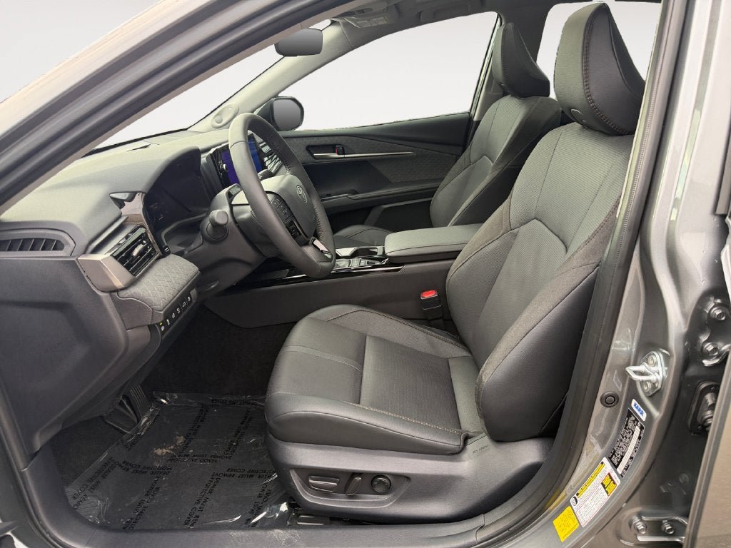 Used 2025 Toyota Camry XLE w/ Premium Plus Package AWD/4WD image 6