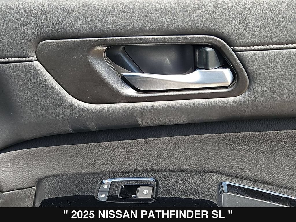 Used 2025 Nissan Pathfinder SL FWD image 32