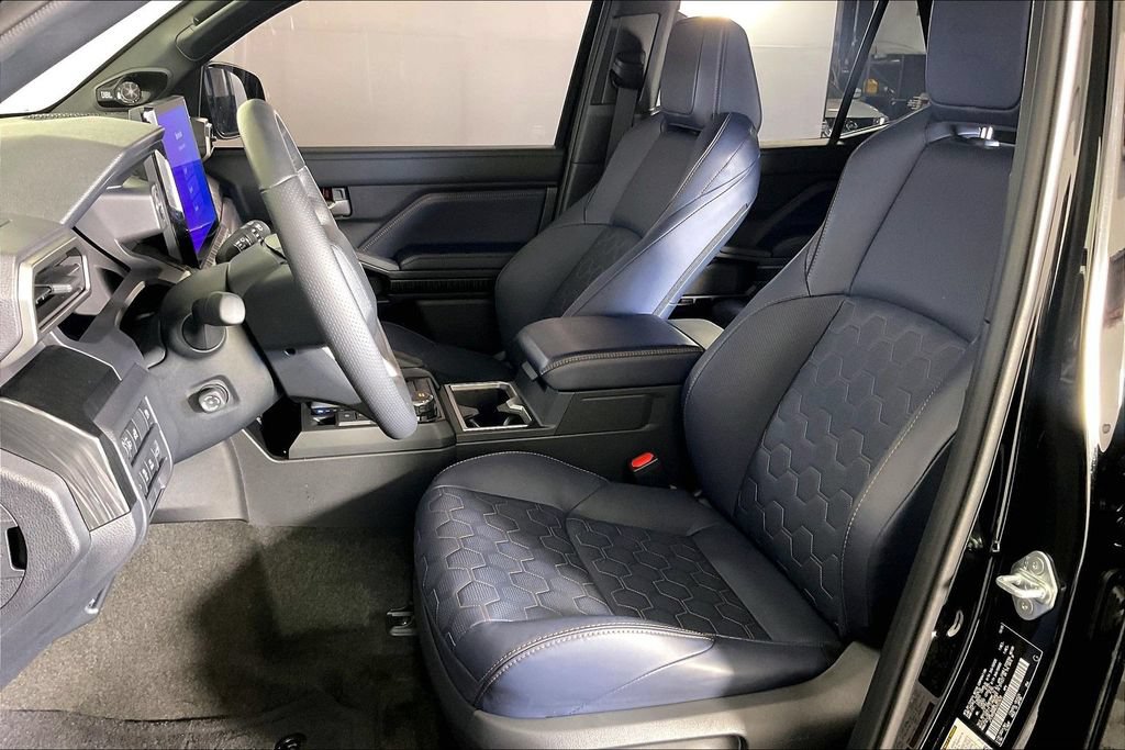 Used 2025 Toyota 4Runner Platinum AWD/4WD image 27