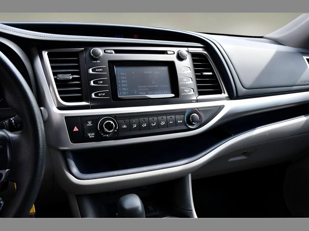 Used 2014 Toyota Highlander LE AWD/4WD image 18