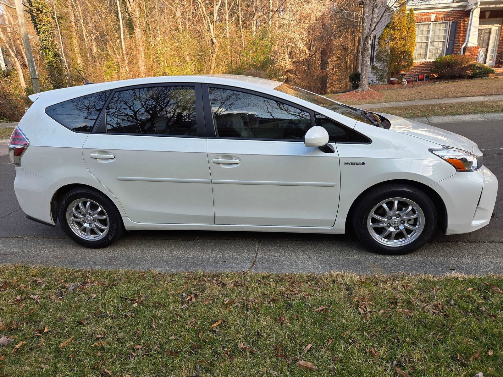 Used 2016 Toyota Prius V Four FWD image 11