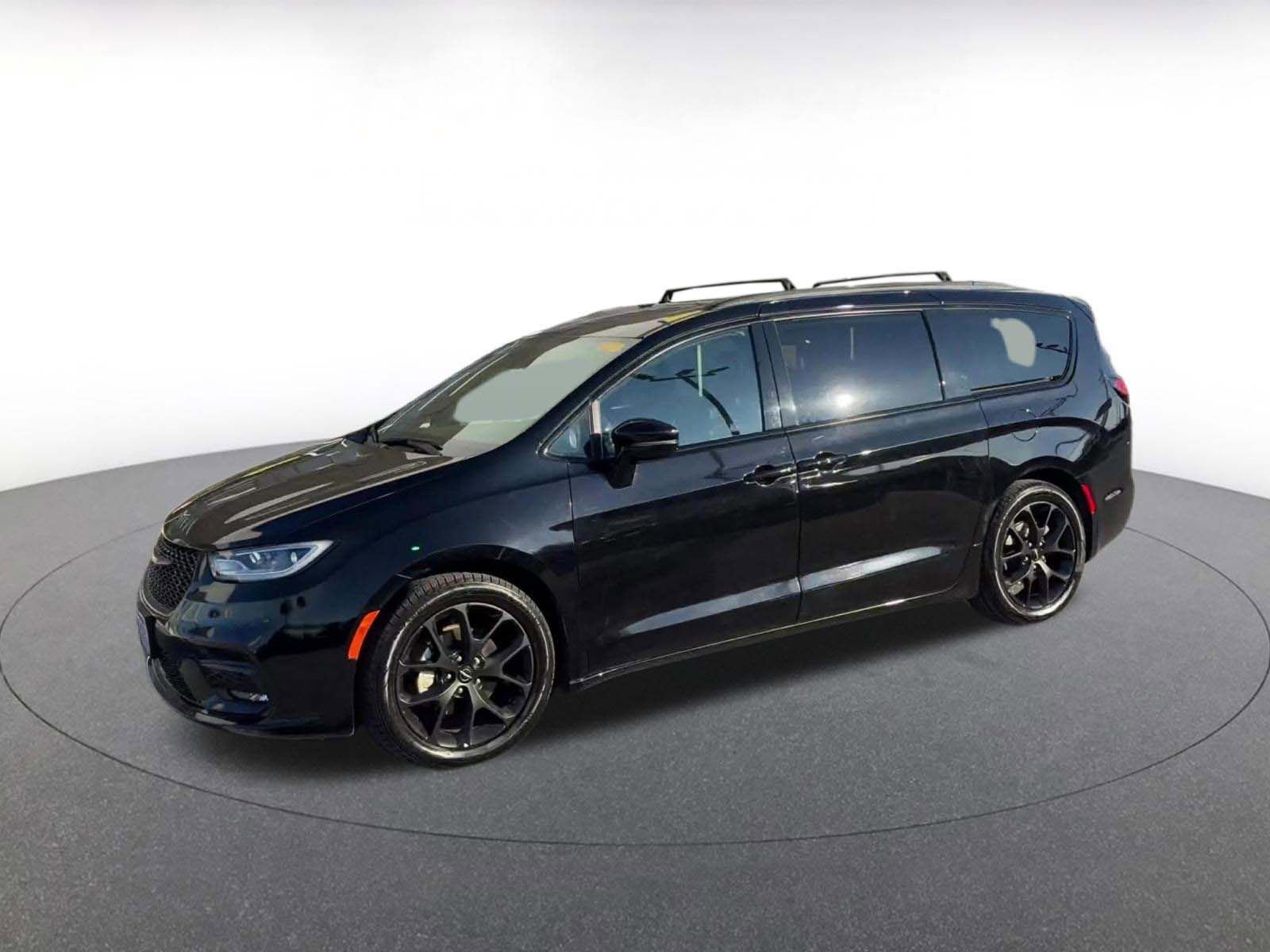Used 2025 Chrysler Pacifica Limited image 7