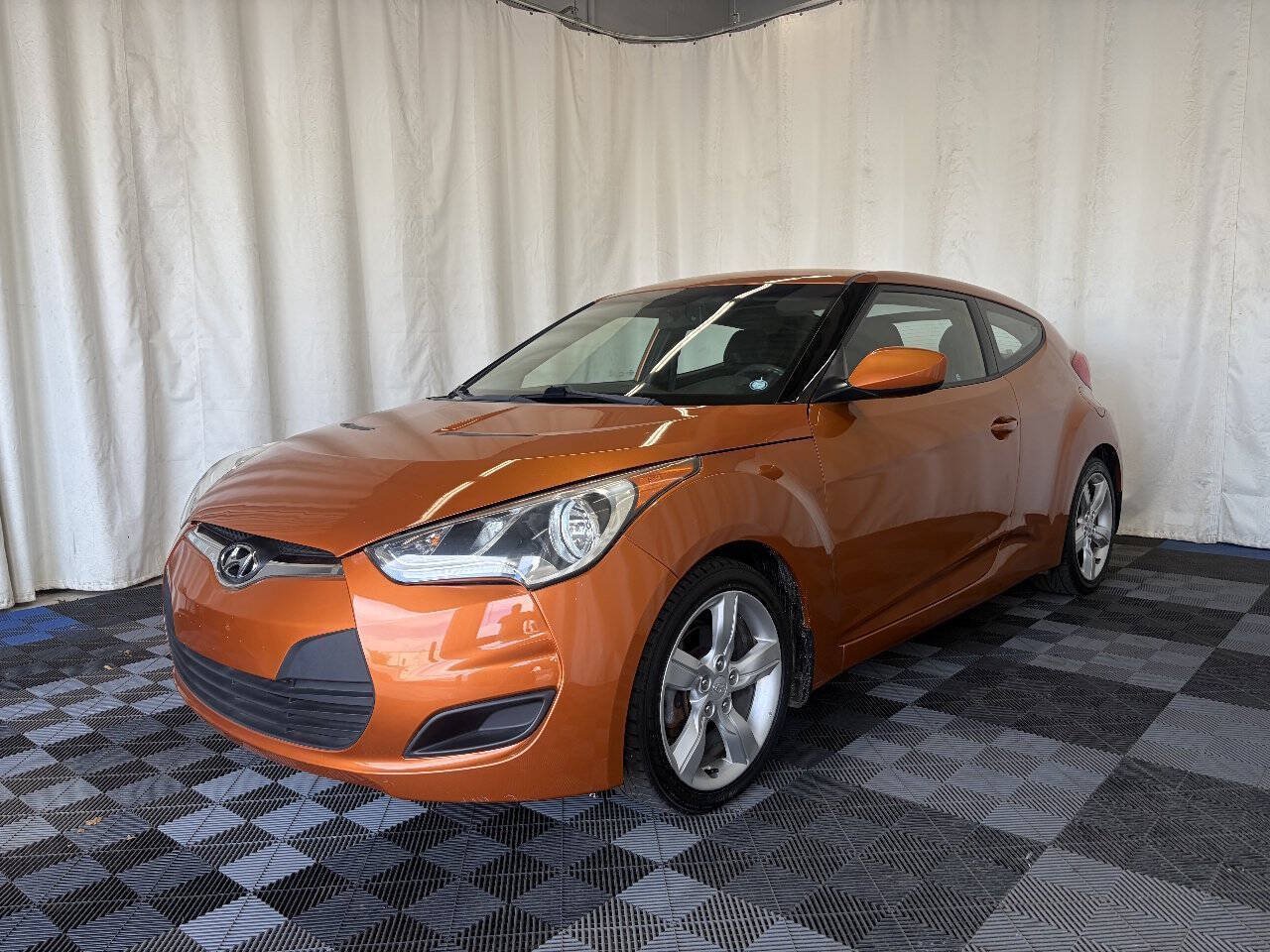 Used 2013 Hyundai Veloster FWD image 2