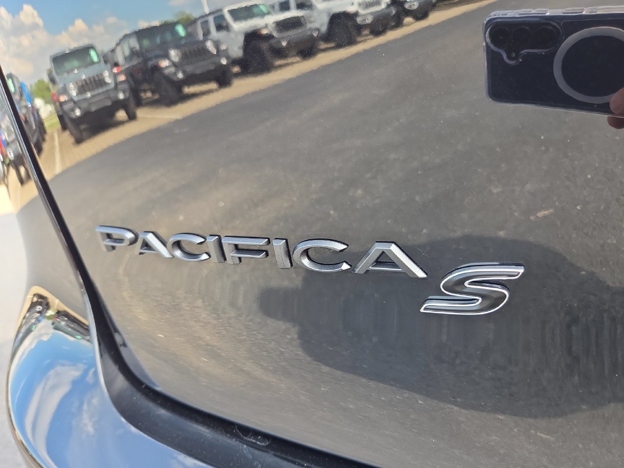 New 2027 Chrysler Pacifica Limited w/ Family Tech Group FWD image 11