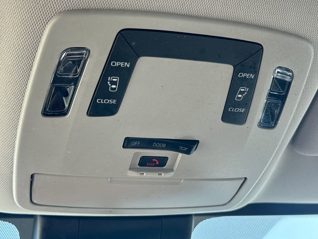 Used 2025 Toyota Sienna LE image 34