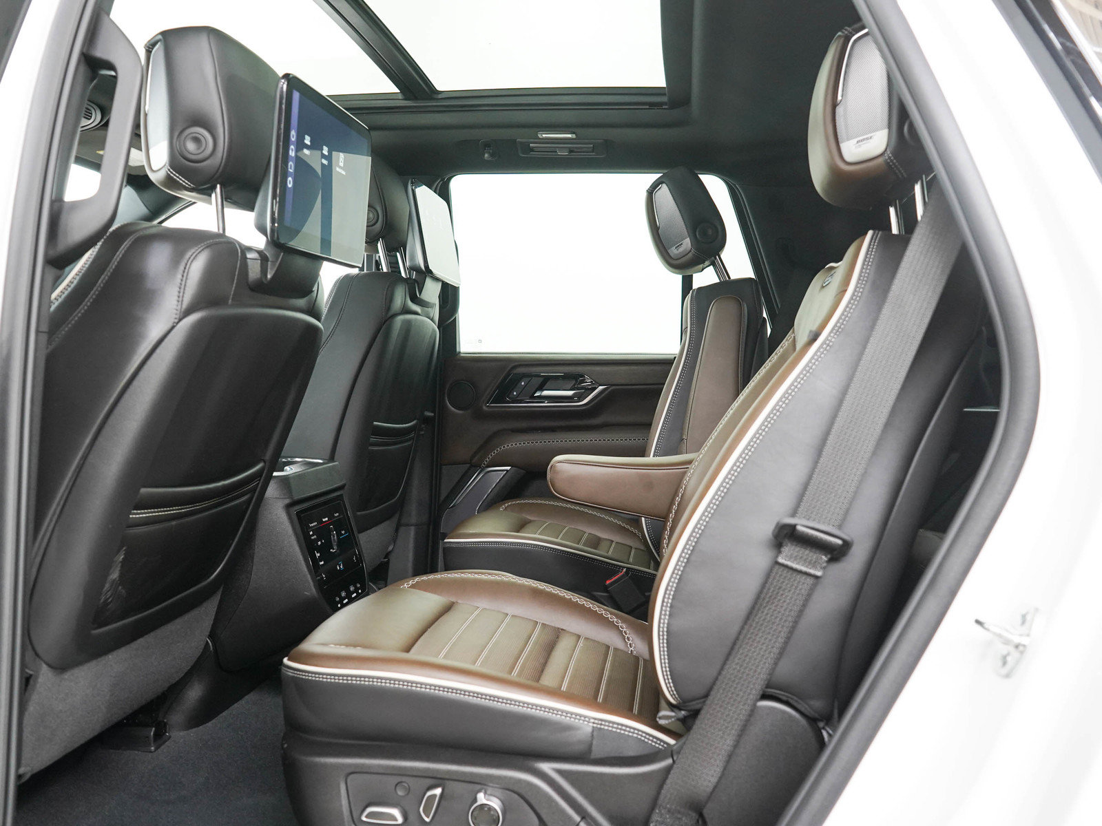 Used 2025 GMC Yukon Denali Ultimate AWD/4WD image 17