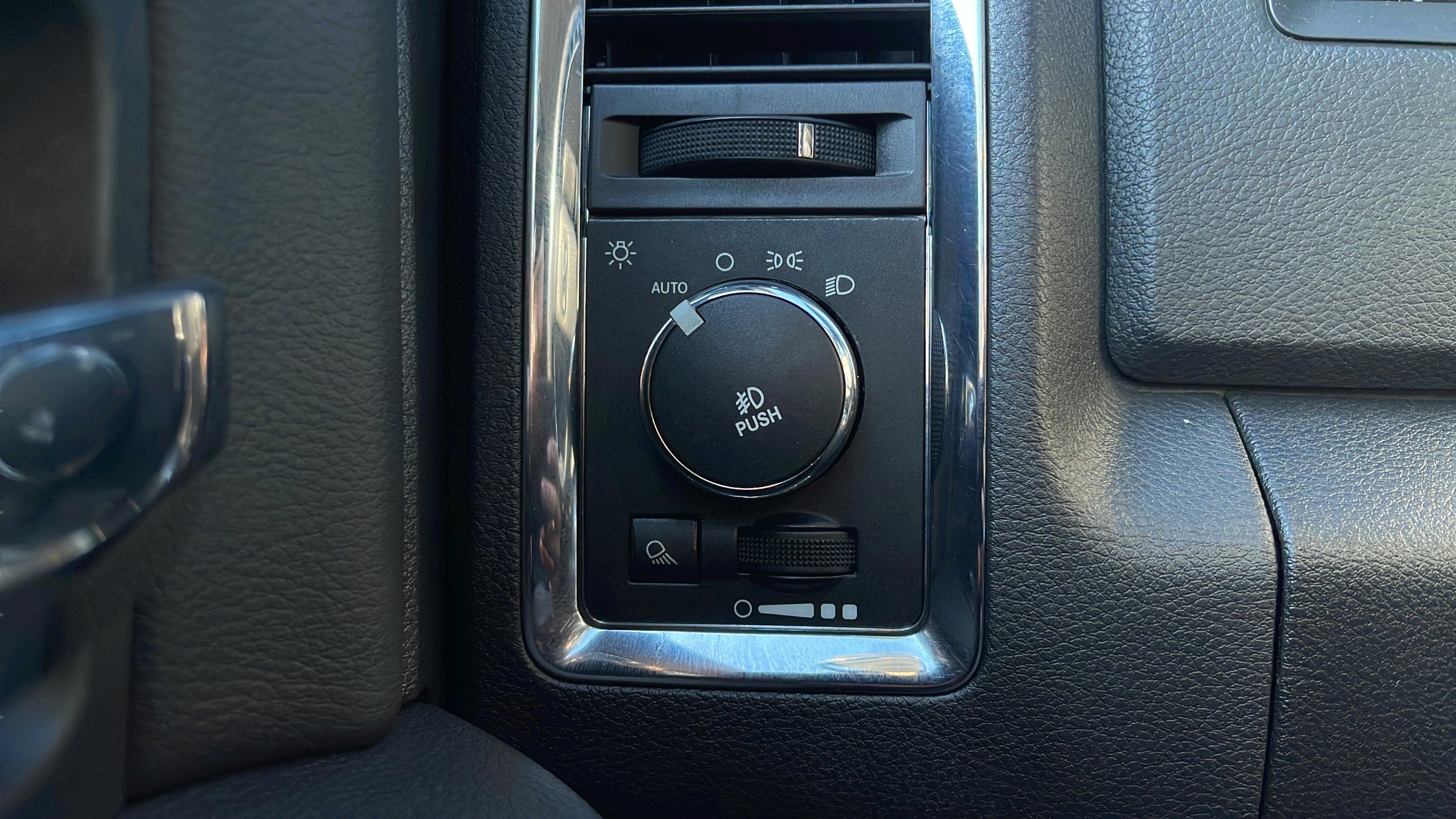 Used 2012 RAM 1500 Laramie AWD/4WD image 17