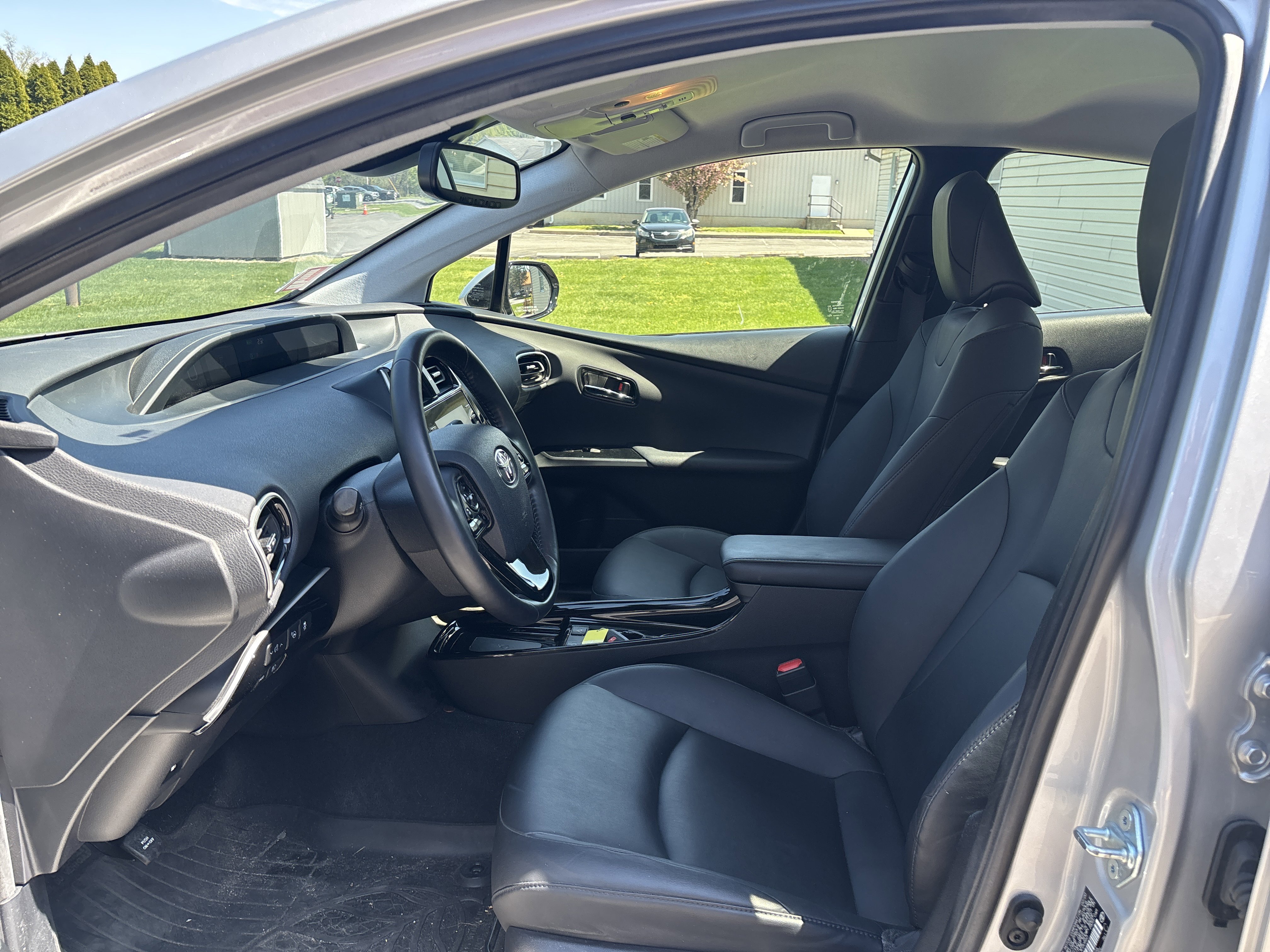 Used 2020 Toyota Prius XLE w/ Advanced Technology Package image 12