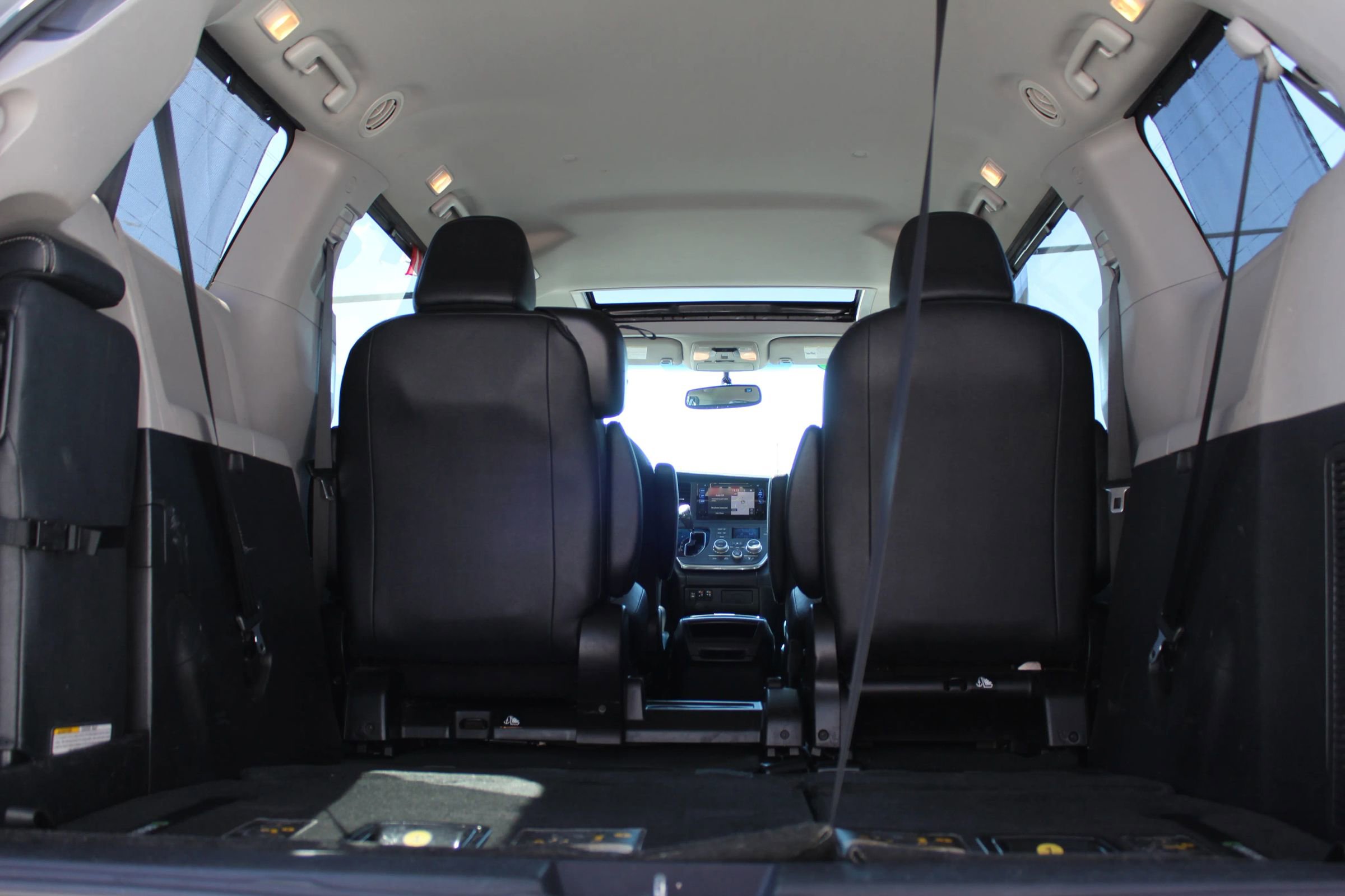 Used 2017 Toyota Sienna SE w/ SE Preferred Package FWD image 9