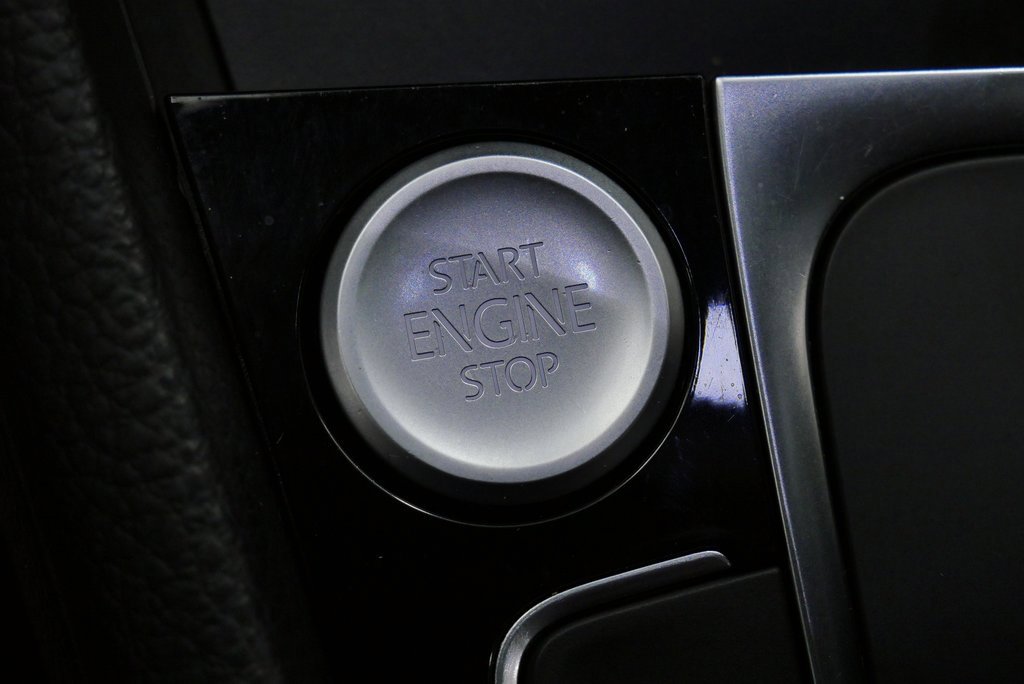 Used 2017 Volkswagen Golf R 4-Door image 27