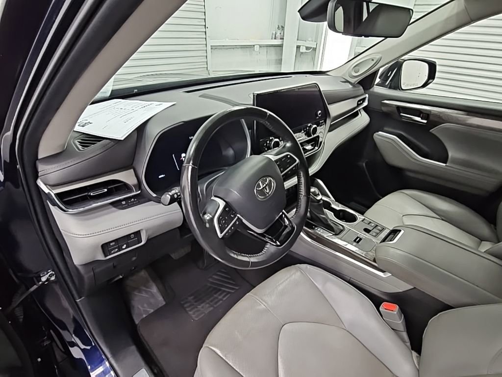 Used 2023 Toyota Highlander Limited image 12