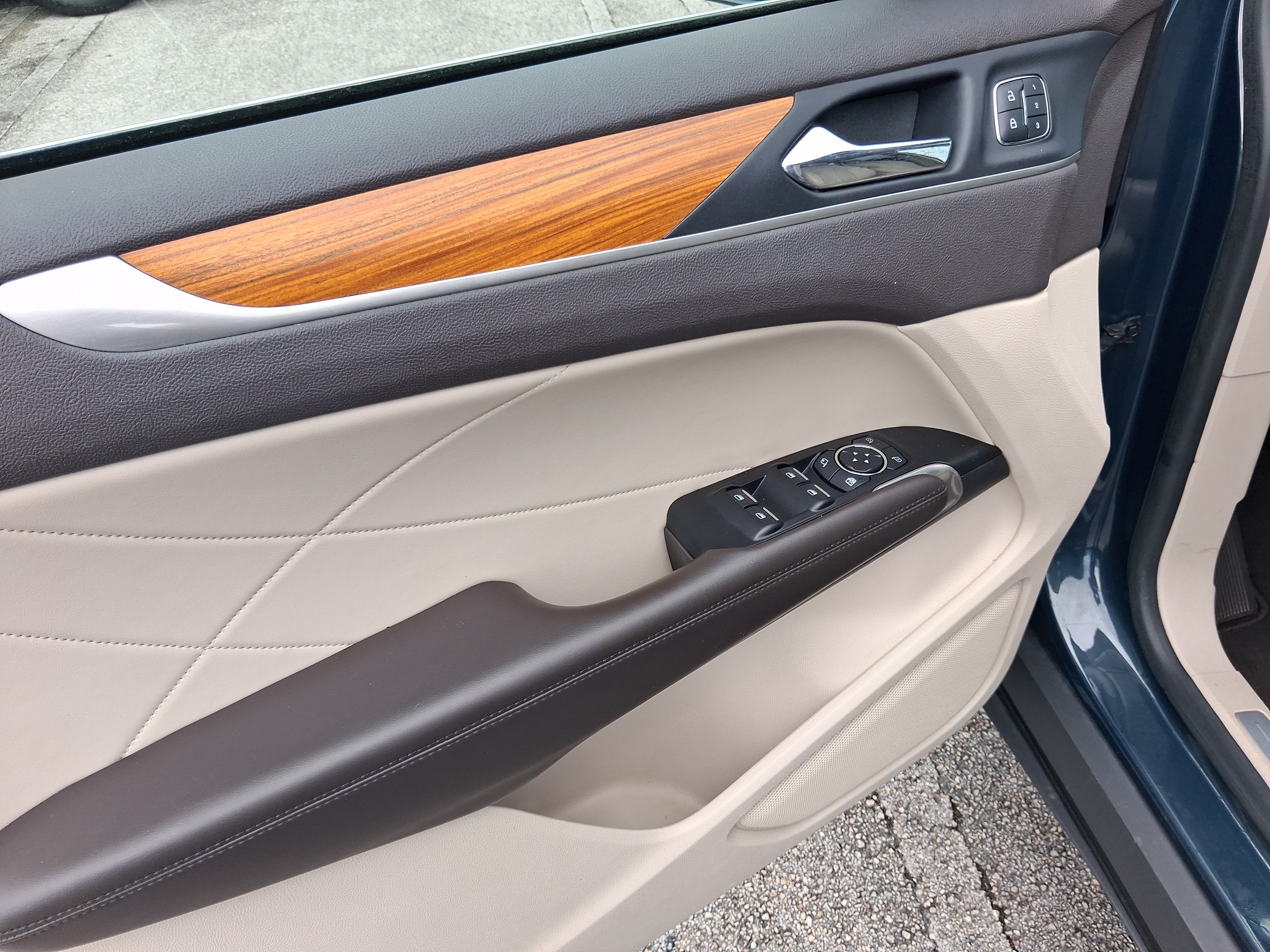 Used 2019 Lincoln MKC Select w/ Select Plus Package FWD image 13