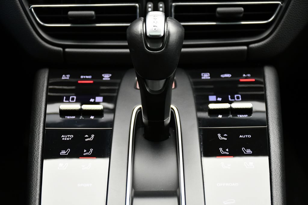 Certified 2024 Porsche Macan AWD/4WD image 29