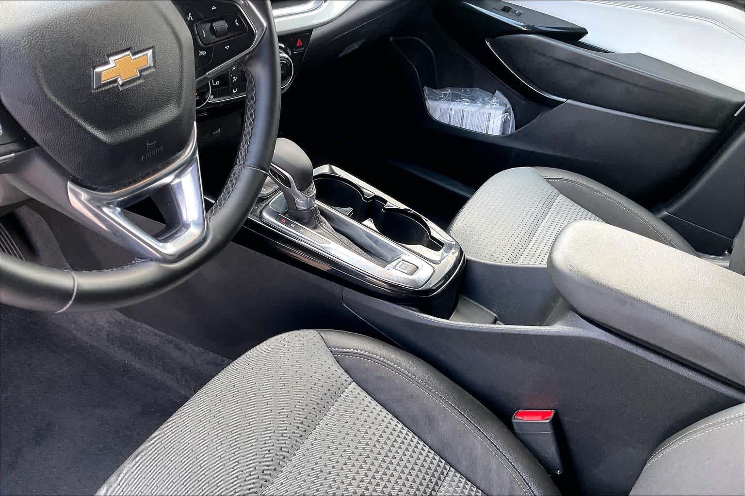 Used 2025 Chevrolet Trax LT w/ LT Convenience Package FWD image 16