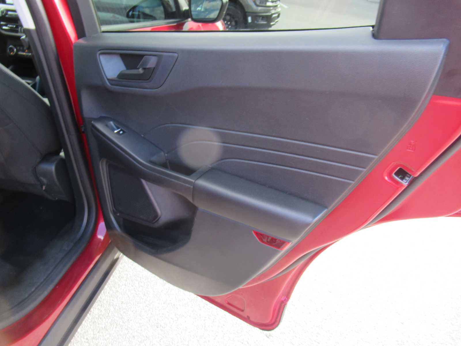 Used 2022 Ford Escape SE w/ SE Sport Appearance Package image 21