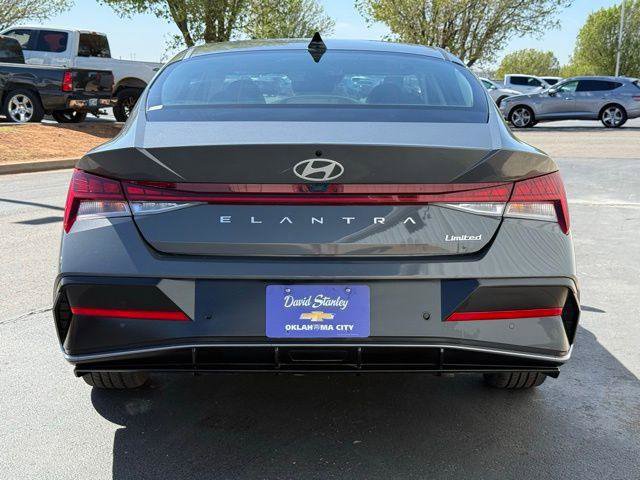 Used 2024 Hyundai Elantra Limited image 19