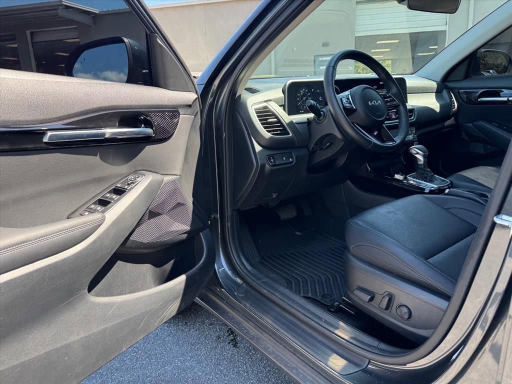 Certified 2025 Kia Seltos EX w/ EX Sunroof Package image 13