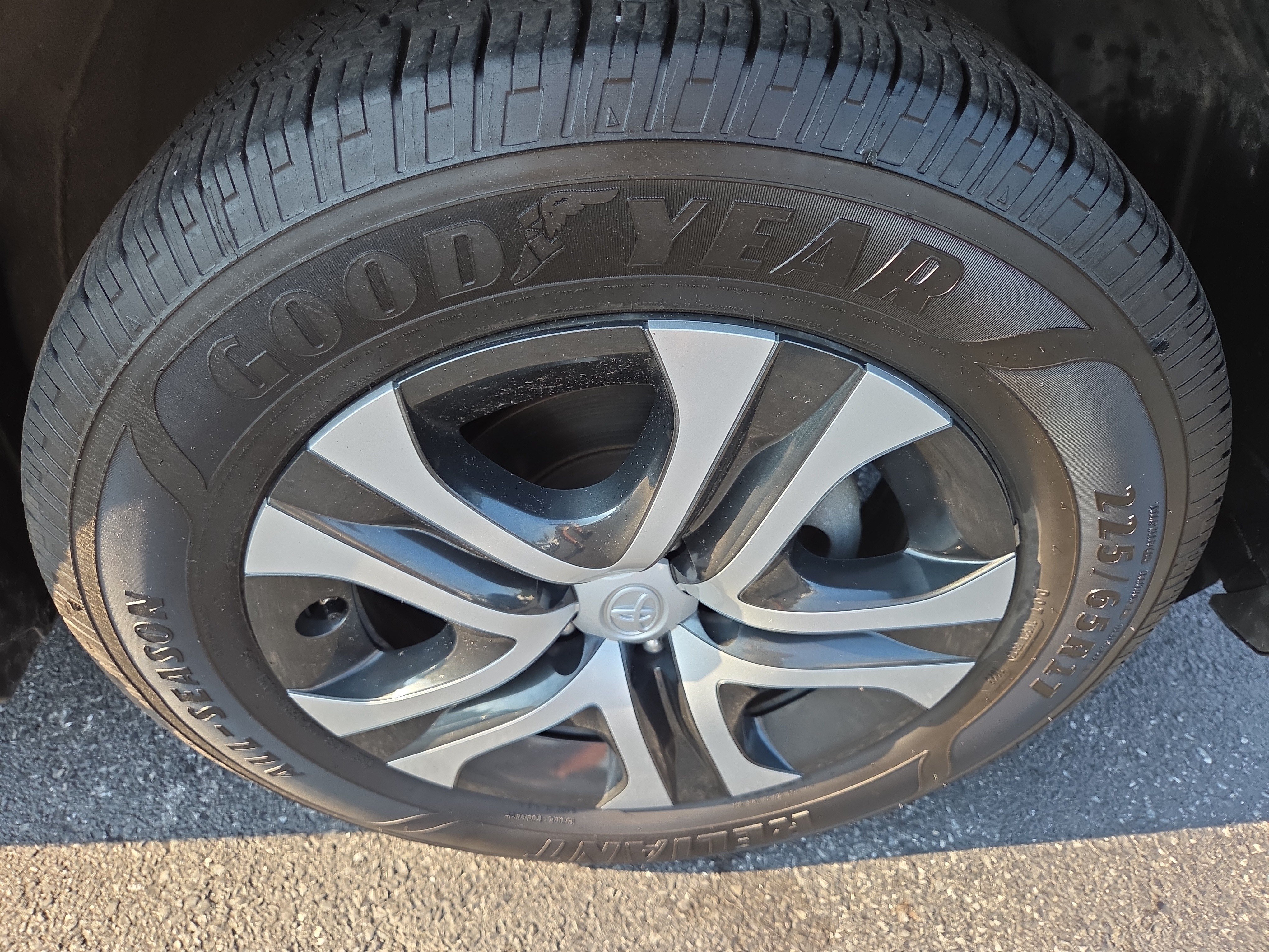 Used 2018 Toyota RAV4 LE w/ All Weather Liner Package AWD/4WD image 10
