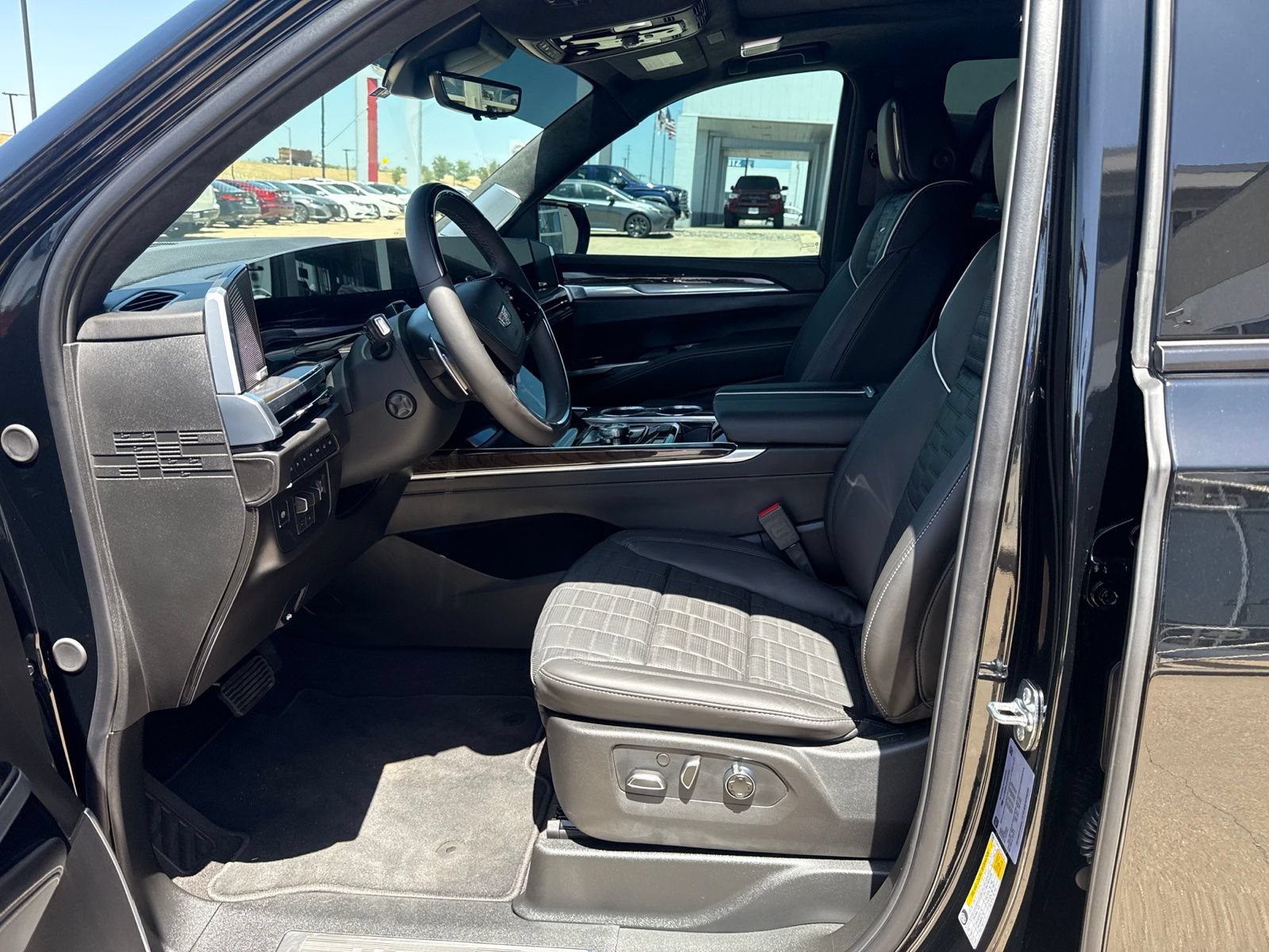 Used 2026 Cadillac Escalade Platinum Sport w/ LPO, ONYX Package AWD/4WD image 17
