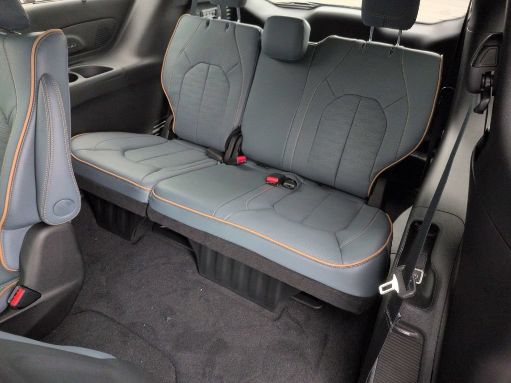 New 2027 Chrysler Pacifica Pinnacle w/ Theater Group FWD image 31