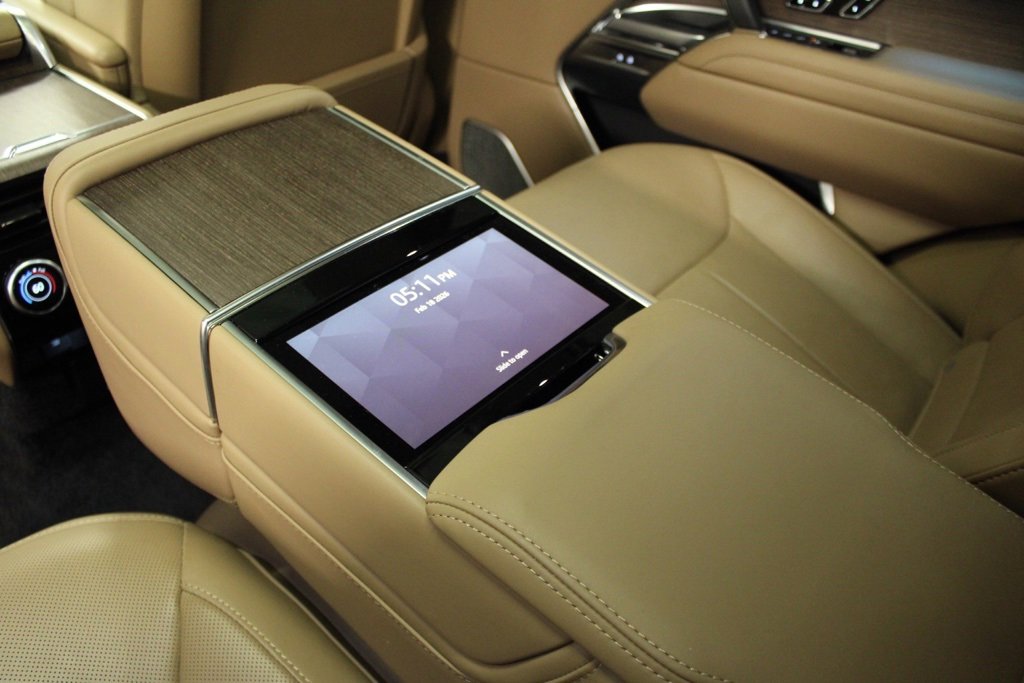 Used 2024 Land Rover Range Rover Long Wheelbase Autobiography image 39