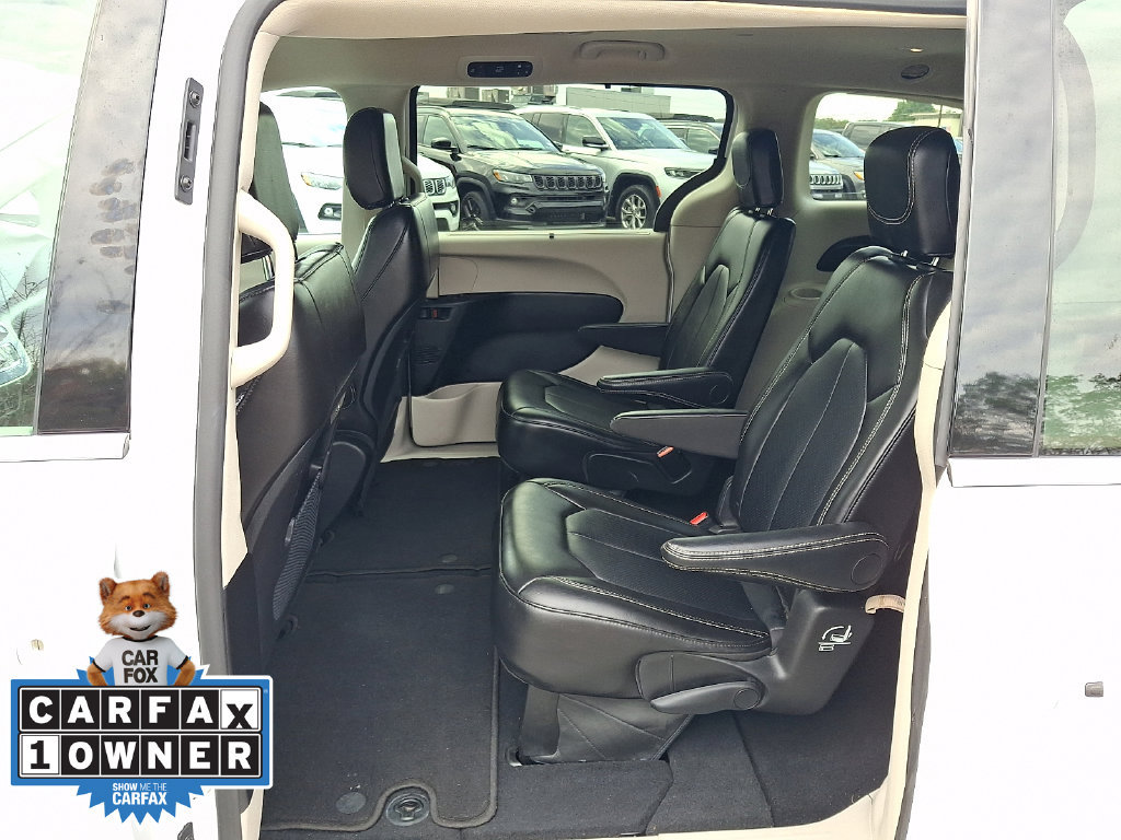 Used 2024 Chrysler Pacifica Touring-L FWD image 11