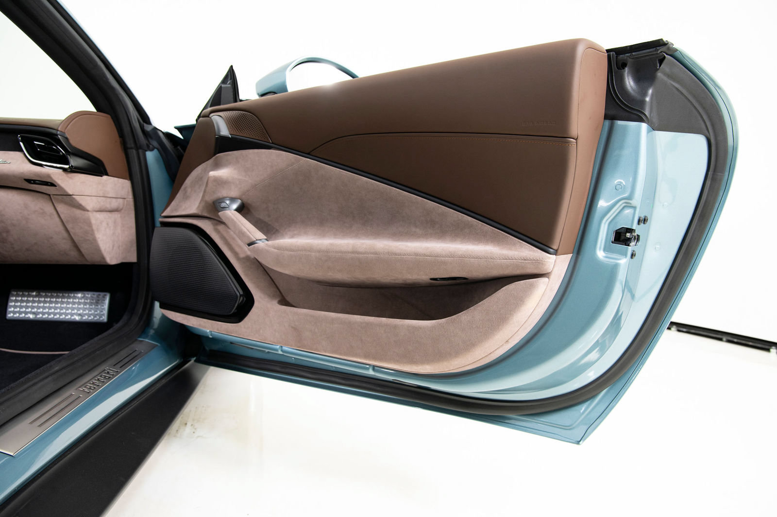 Certified 2025 Ferrari Roma Spider RWD image 28