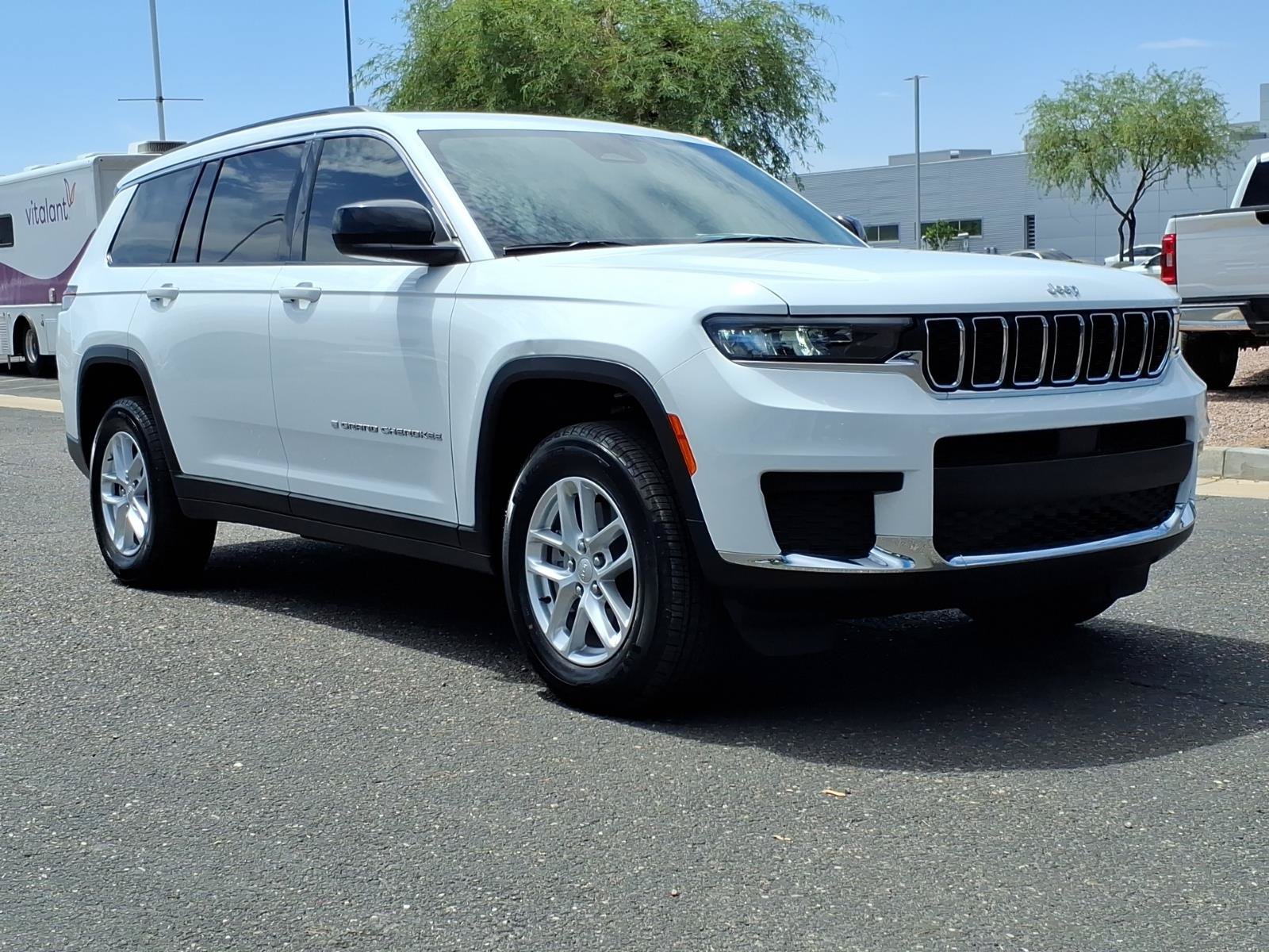 Used 2025 Jeep Grand Cherokee L Laredo AWD/4WD image 1