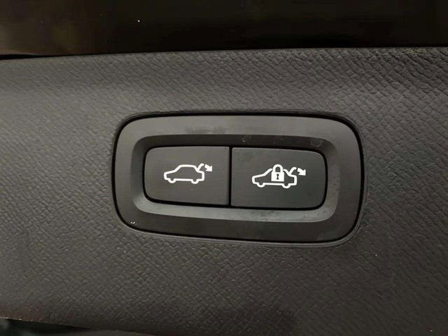 Used 2020 Volvo XC90 T5 Momentum image 32