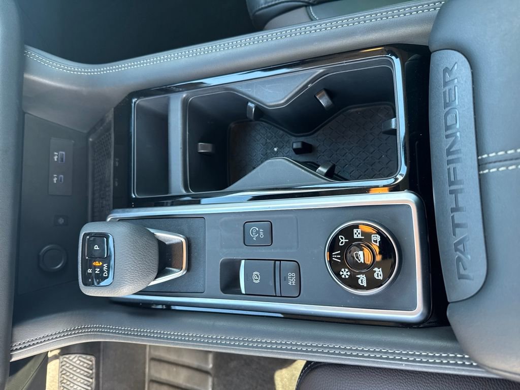 Certified 2025 Nissan Pathfinder Platinum w/ Black Appearance Package image 28