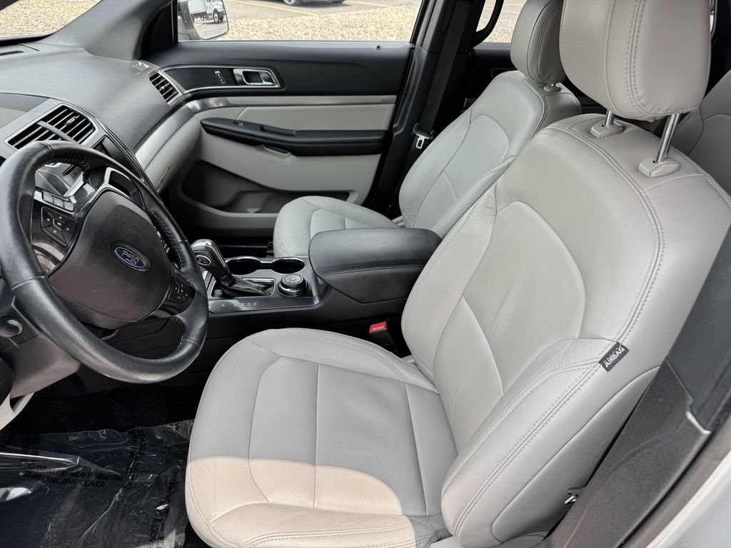 Used 2018 Ford Explorer XLT w/ Equipment Group 202A AWD/4WD image 16
