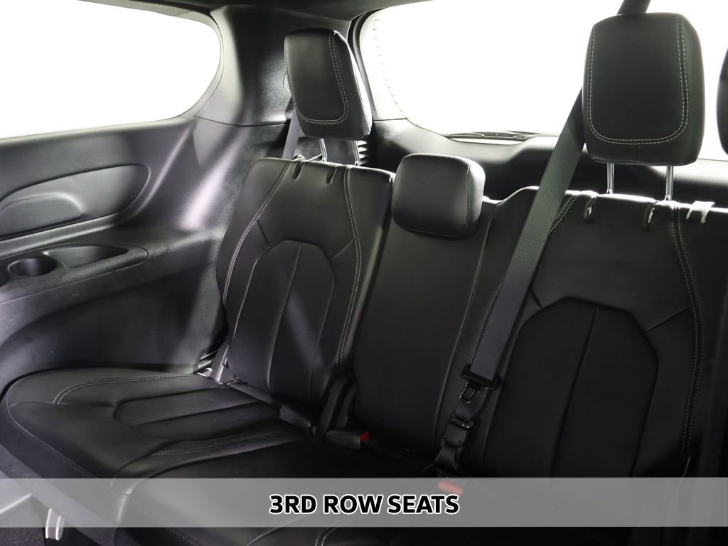 Used 2025 Chrysler Pacifica Select FWD image 8