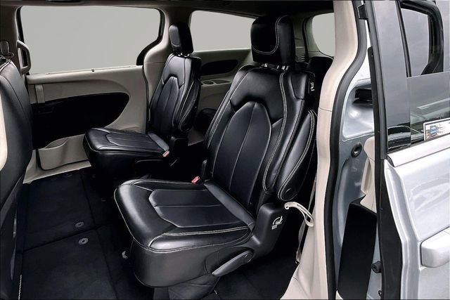 Used 2023 Chrysler Pacifica Touring-L image 20