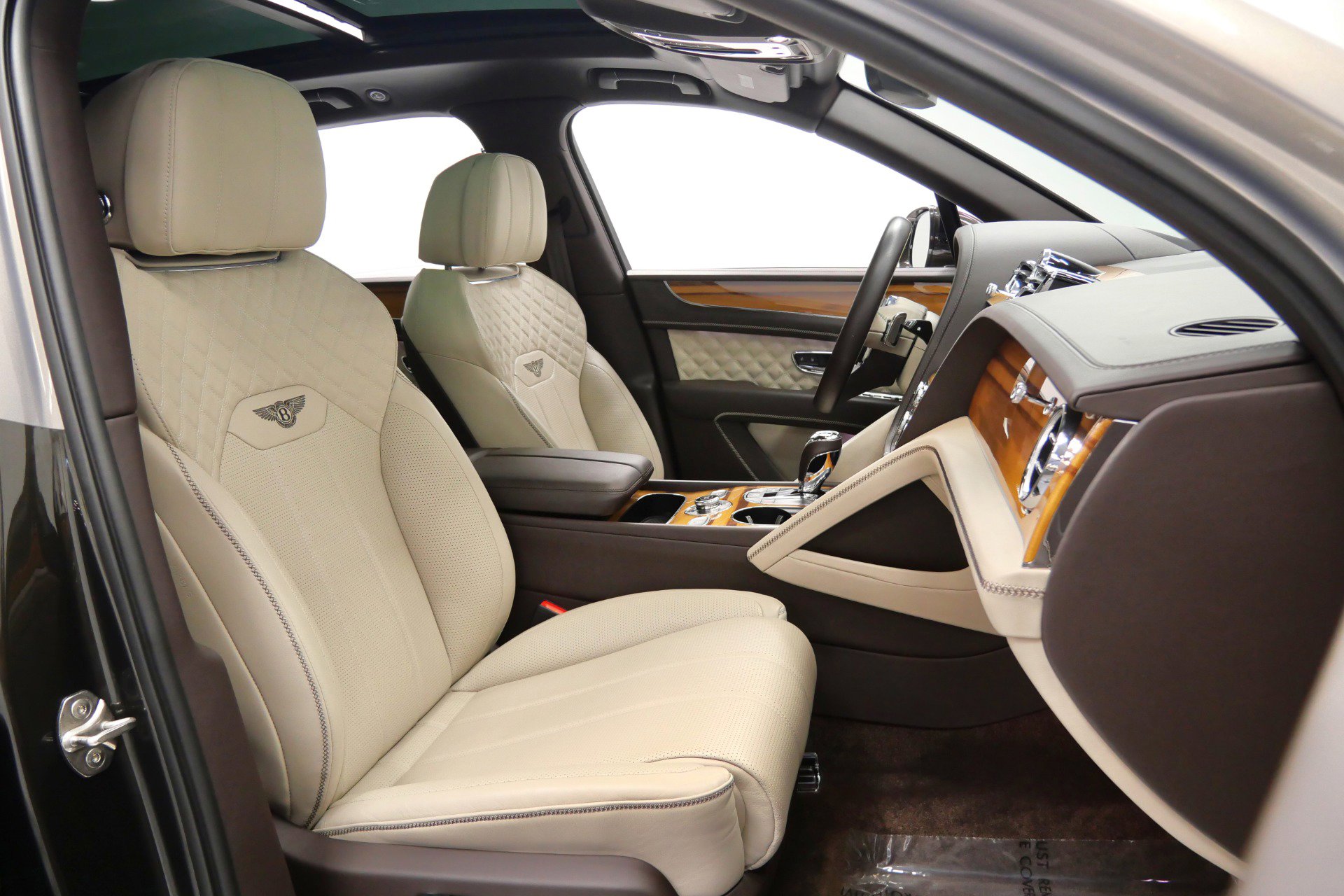 Used 2021 Bentley Bentayga Plug-In Hybrid image 25